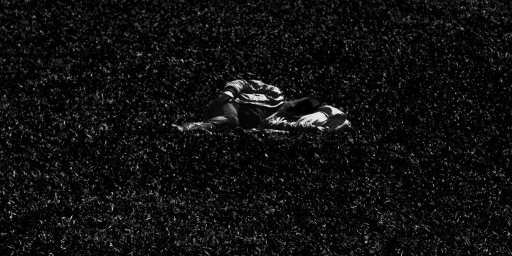 Homme dans l'herbe